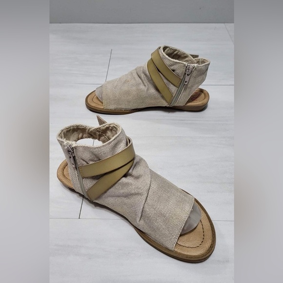 Blowfish Gladiator Girls Sandals - Picture 12 of 13